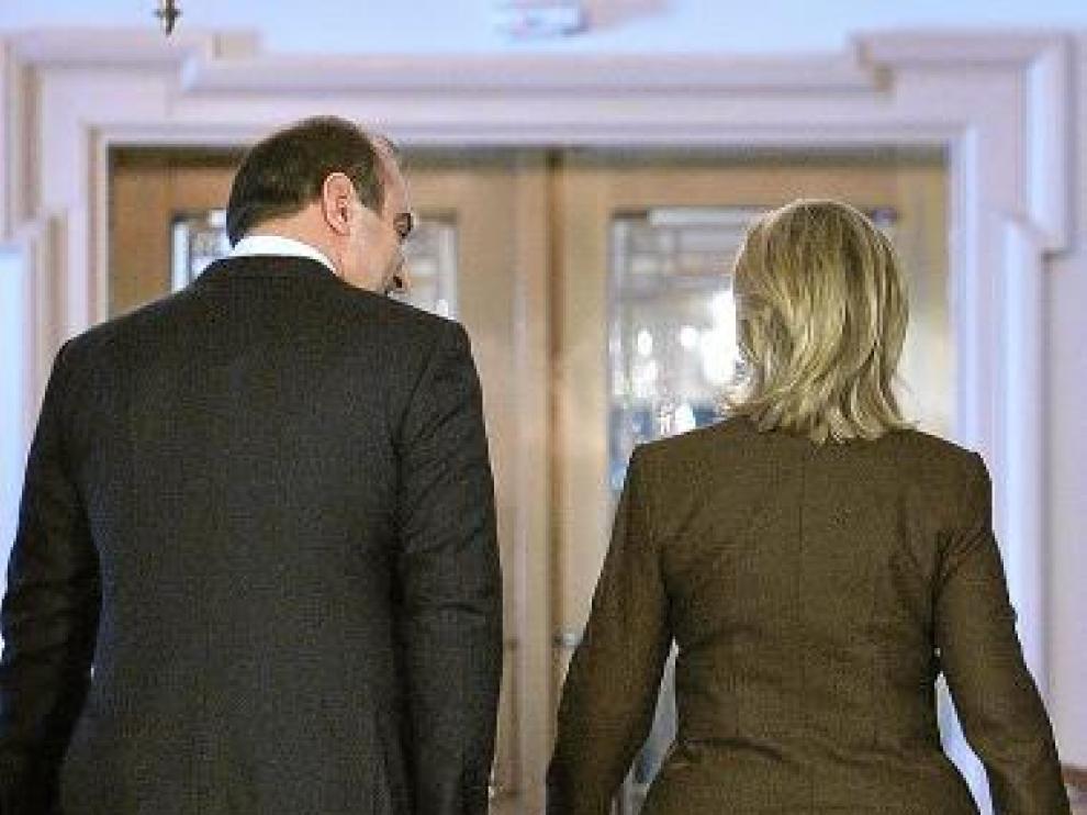 Clinton, con Haxhinasto, ministro de Exteriores albano, el día 9.