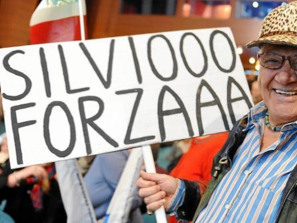 Un simpatizante del presidente italiano, en una de las movilizaciones organizadas por el PDL.