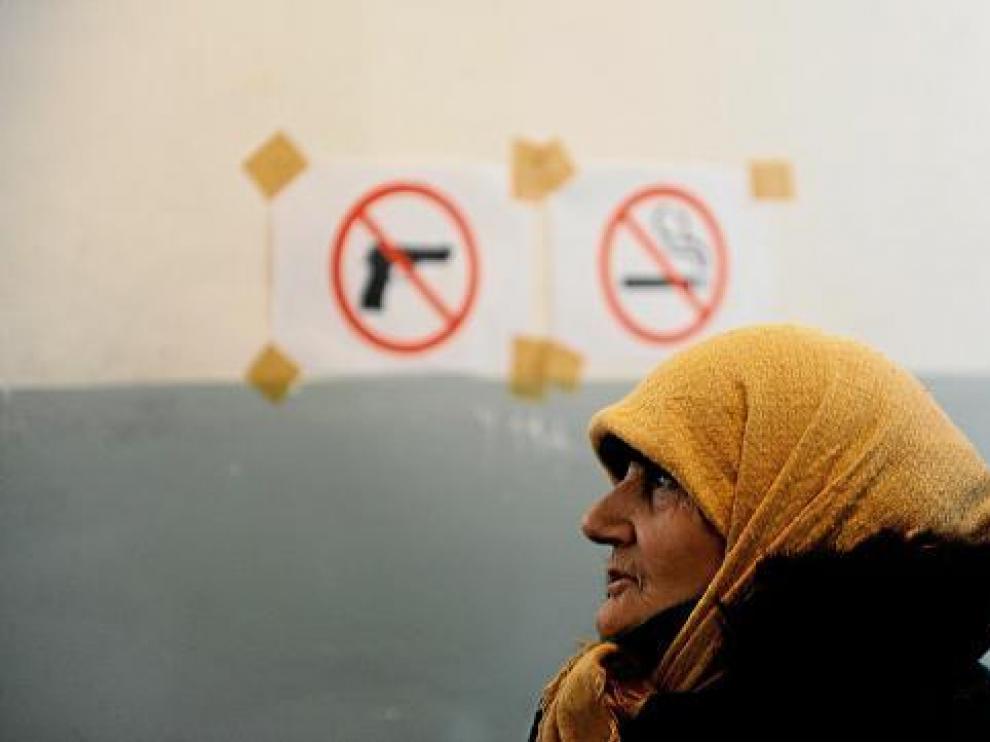 Una mujer albano kosovar fue a votar ayer en Pristina, en los primeros comicios tras la independencia.