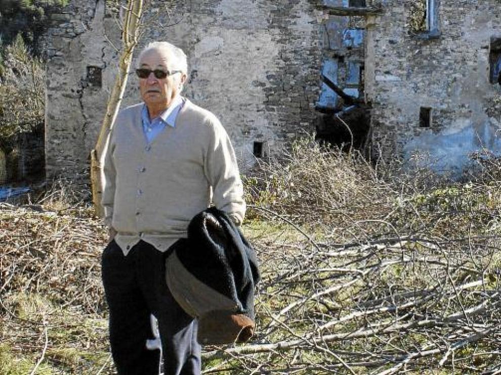 Rafael ante las ruinas de la casa donde nació, en Jánovas.