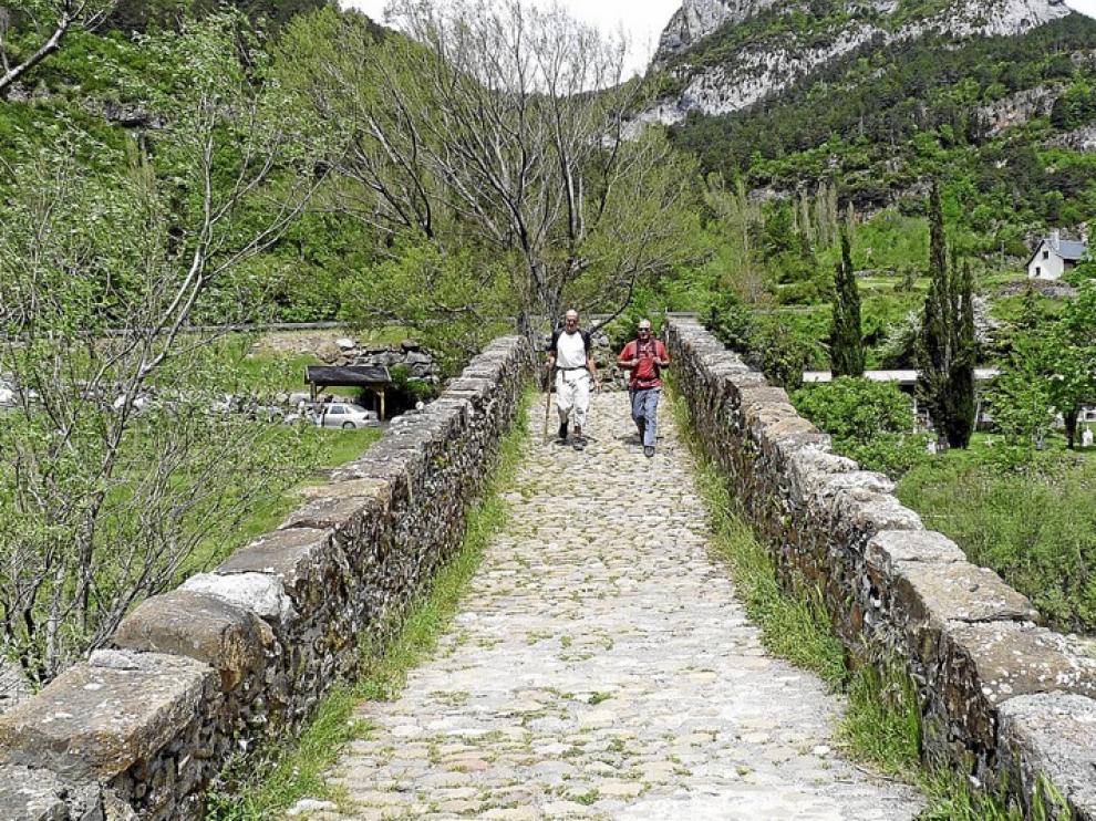 Un tramo del camino de Santiago con unos peregrinos