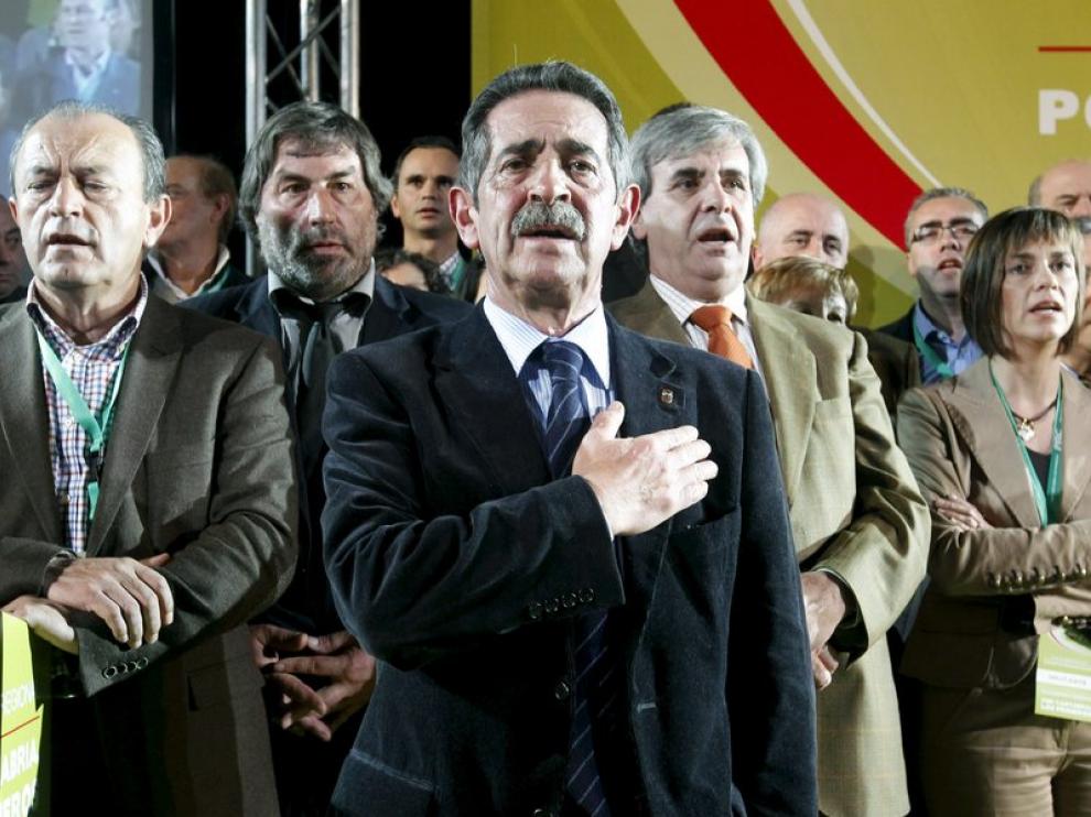 Revilla, cantando una canción tradicional de su tierra