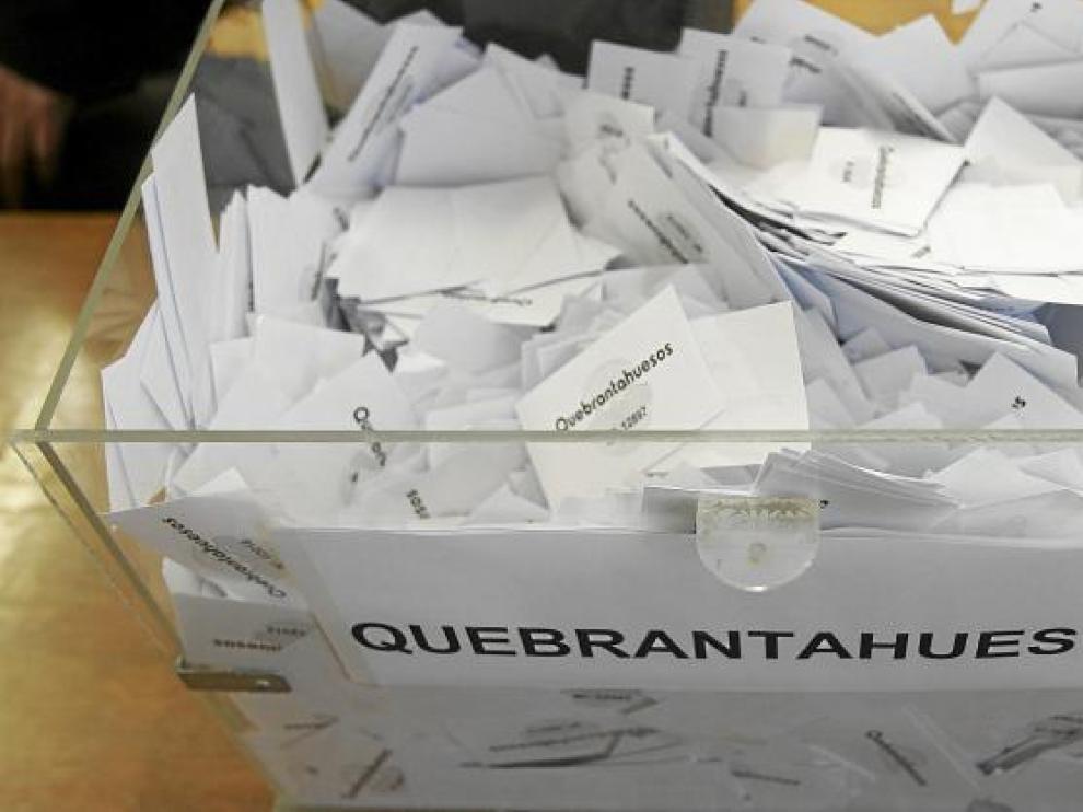 Urna con las papeletas de los aspirantes a participar en la edición de este año de la Quebrantahuesos.