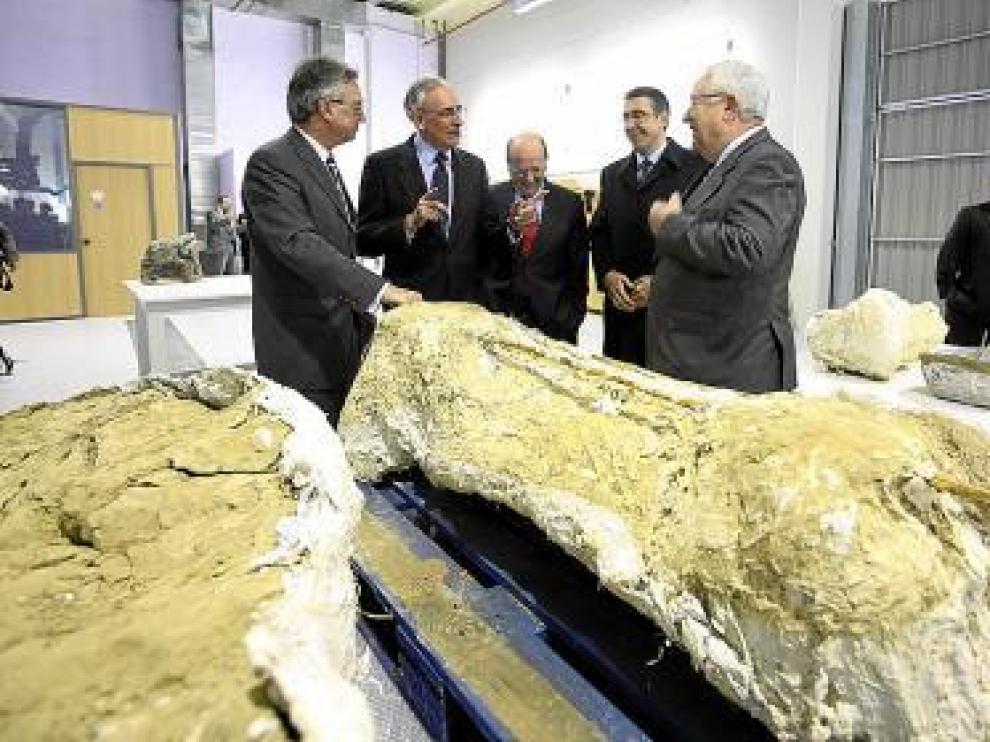 Directivos de Ibercaja y de la Fundación, en el laboratorio.