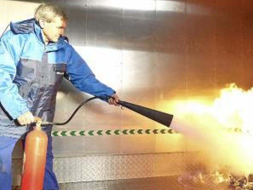Uno de los trabajadores, durante la práctica de extinción de fuego.