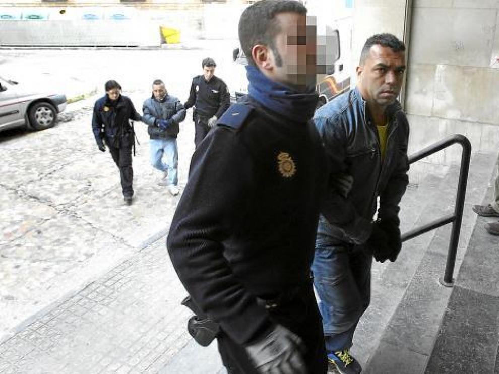 Alfonso N. C., en primer término, y su hermano John Jairo N. C. se encuentran en la cárcel de Zuera.