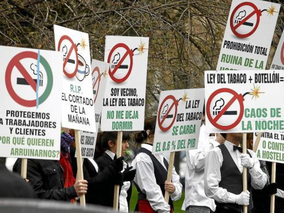 Miembros de la Federación de Hostelería protestan contra la ley antitabaco, ayer en Madrid.