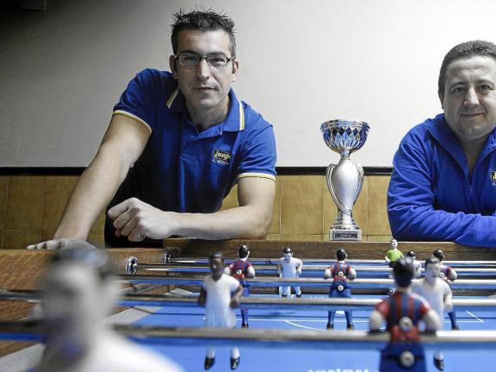 Mario Bernad (izquierda) y Javier García, como acostumbran, alrededor del futbolín del bar Pignatelli de Zaragoza.