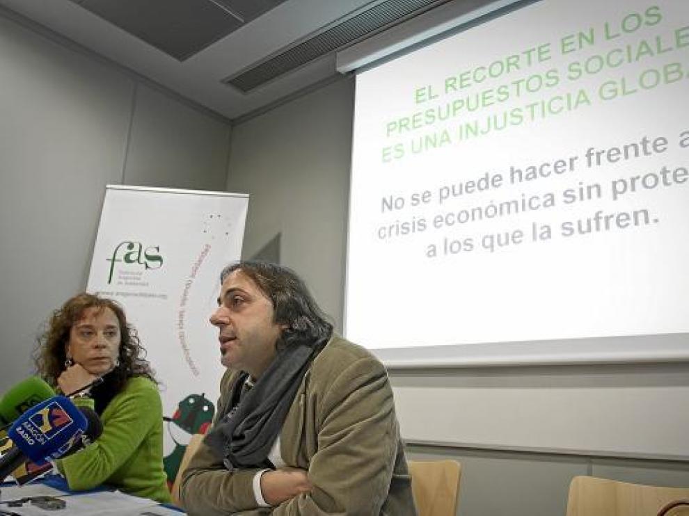 Fernando Pérez, presidente de la FAS, y Lorena Fernández, miembro de esta entidad solidaria.