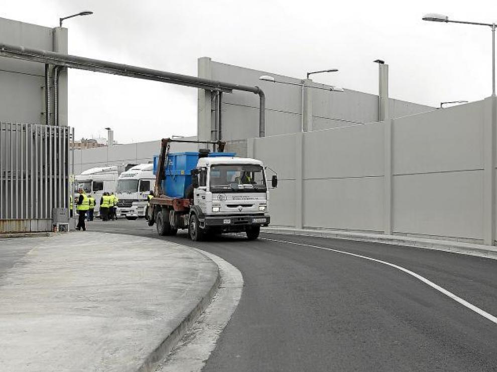 Los camiones ya pueden salir de Saica por el nuevo vial.