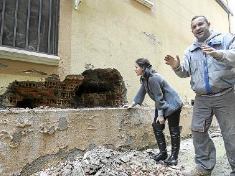 Gemma Blasco y José Antonio Iranzo miran la arqueta averiada.