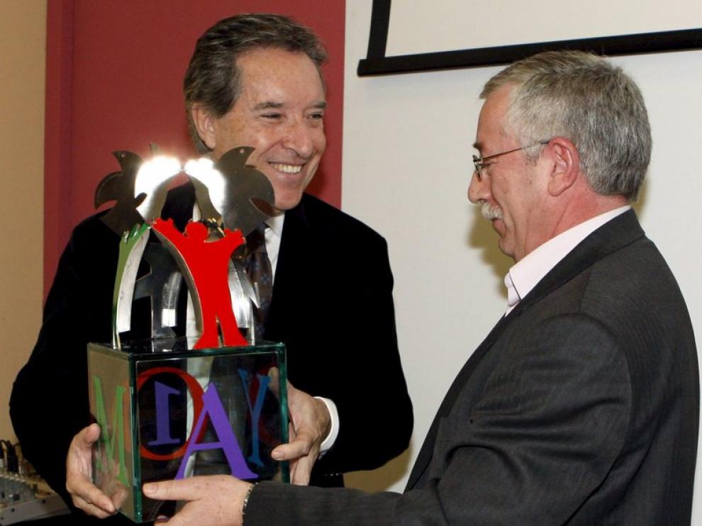Gabilondo recibe el premio a la libertad de expresión de manos de Fernández Toxo.