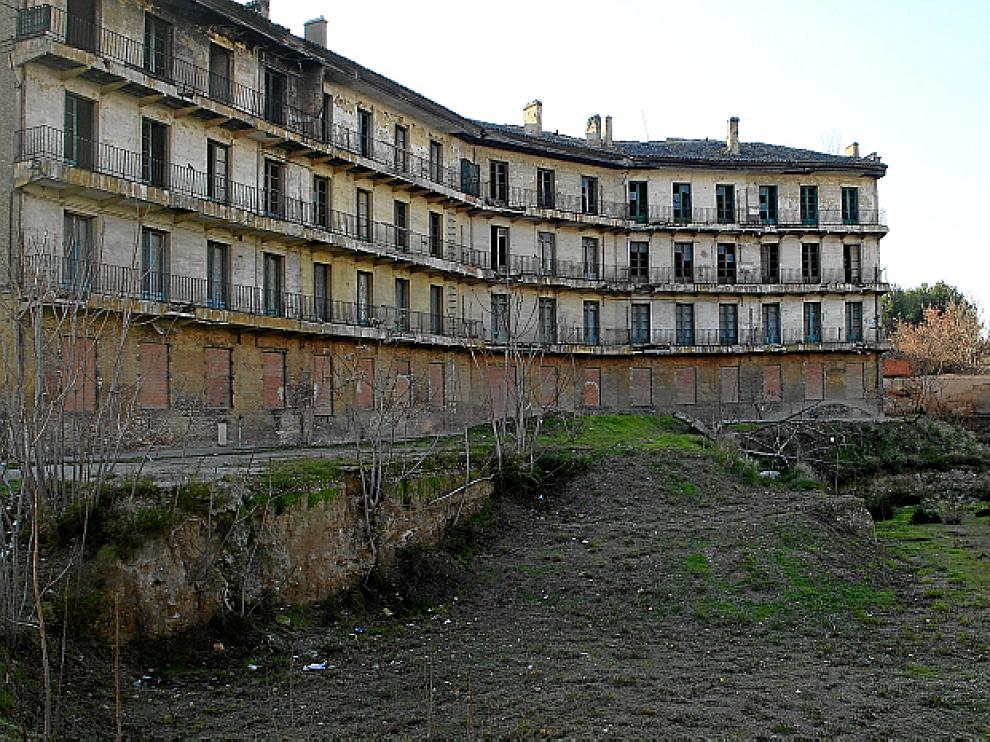 Cuartel de San Genis. La rehabilitación de este edificio se paralizó por la aparición de ruinas y el edficio ha quedado abandonado. Los vecinos proponen la construcción de pisos pequeños de alquiler para jóvenes, y zonas comunes como una biblioteca o un c