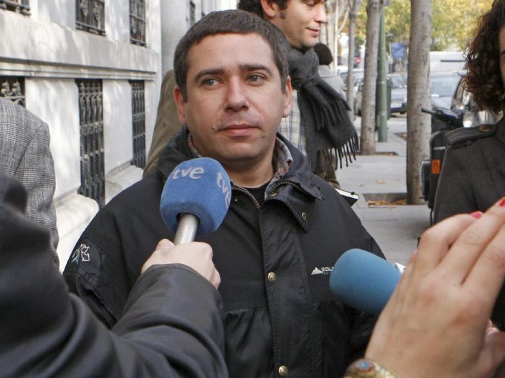 Javier Couso, hermano del periodista fallecido José Couso, hoy en las puertas de la Fiscalía