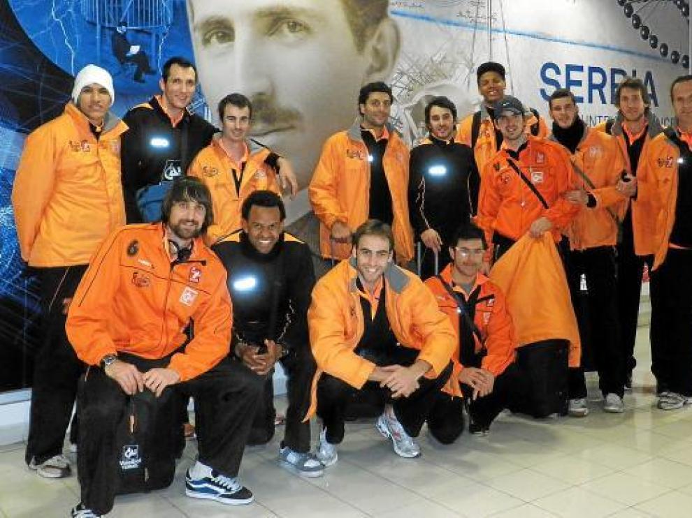 La plantilla del CAI Teruel, bienvenida ayer a Serbia.