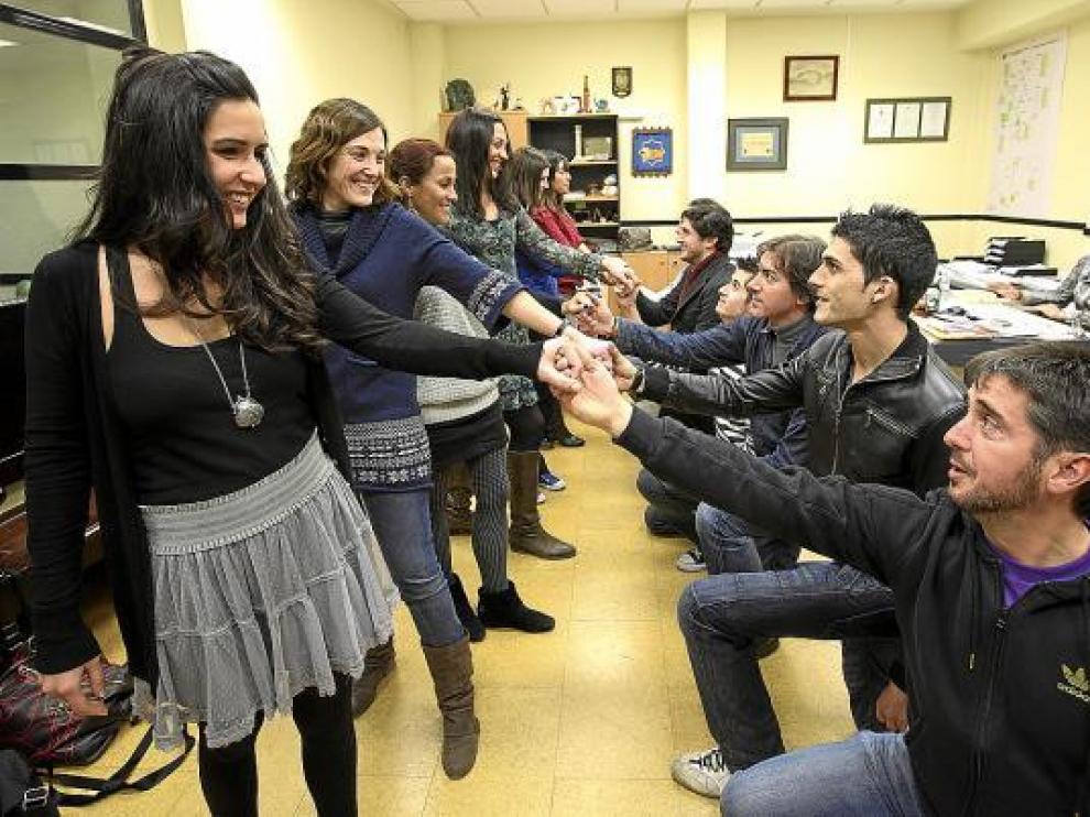Las parejas finalistas ensayan algunos gestos teatrales.