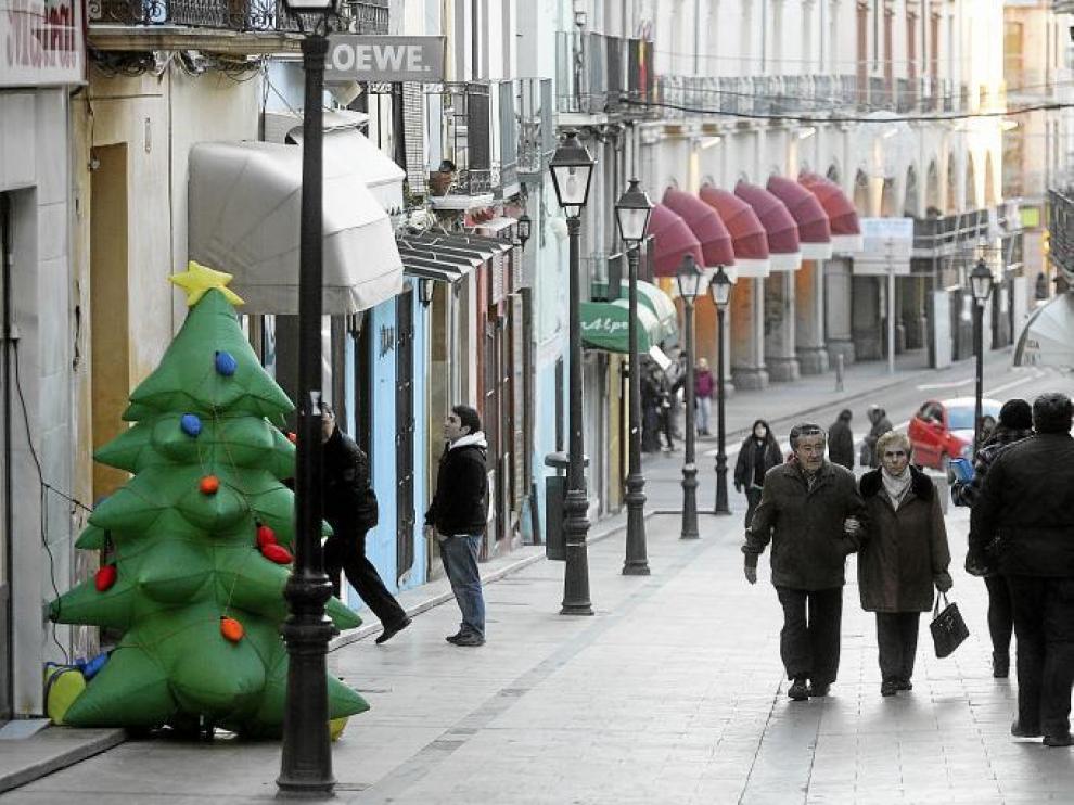 Adornos navideños en la calle de Villahermosa de Huesca.