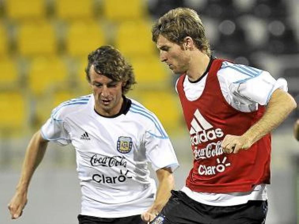 Bolatti, con peto rojo, y Heinze, con la selección argentina.