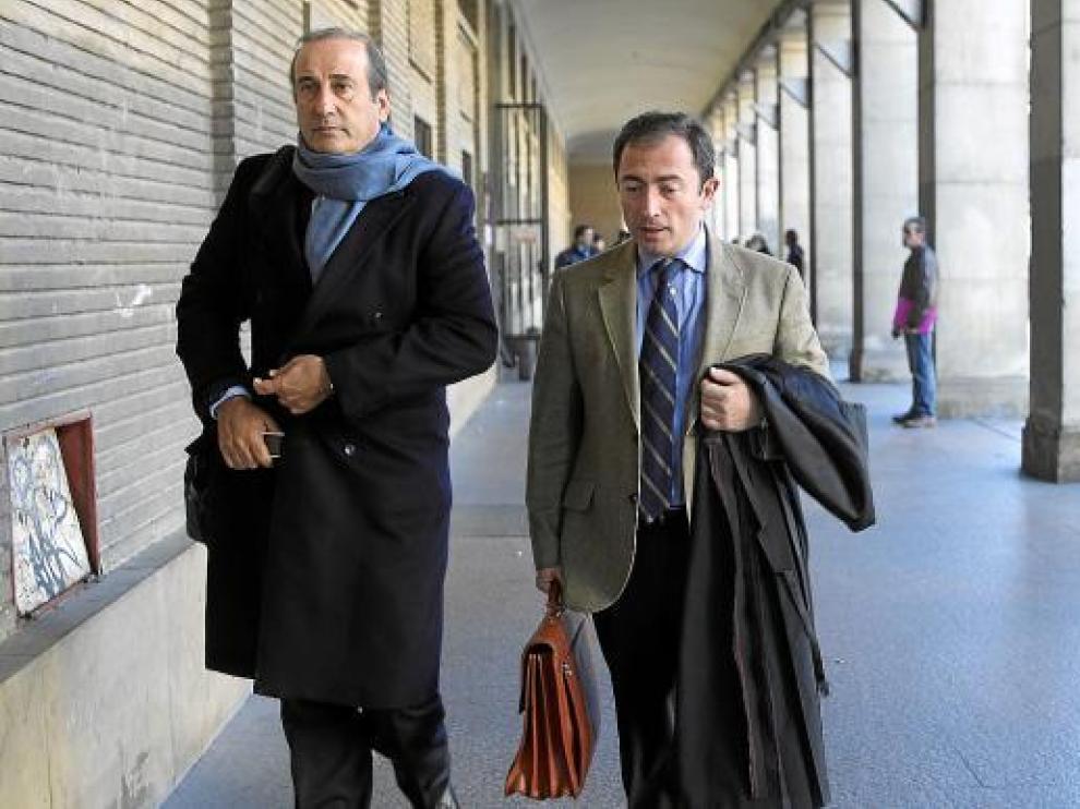 Francisco Franco Martínez-Bordiú, junto a su abogado Roberto Gállego, ayer al salir de los juzgados.