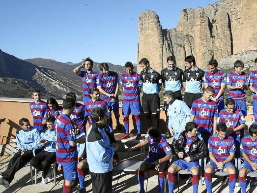 El Huesca se hizo ayer la foto oficial de la temporada con los Mallos de Riglos de fondo y, como el año pasado, por medio de un estudio fotográfico profesional.