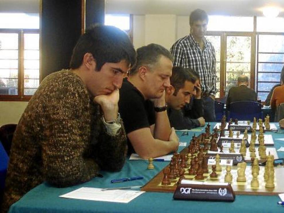 Ajedrecistas durante una jornada del campeonato provincial de este deporte.
