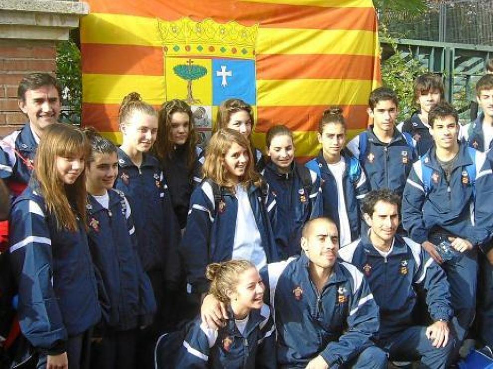 Laliena, tercera por la izquierda, junto al resto de la selección desplazada al campeonato.