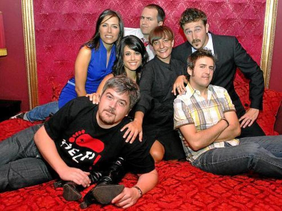 Eva Hache, junto a los colaboradores de su programa 'Noche Hache', en una instantánea tomada en 2007.