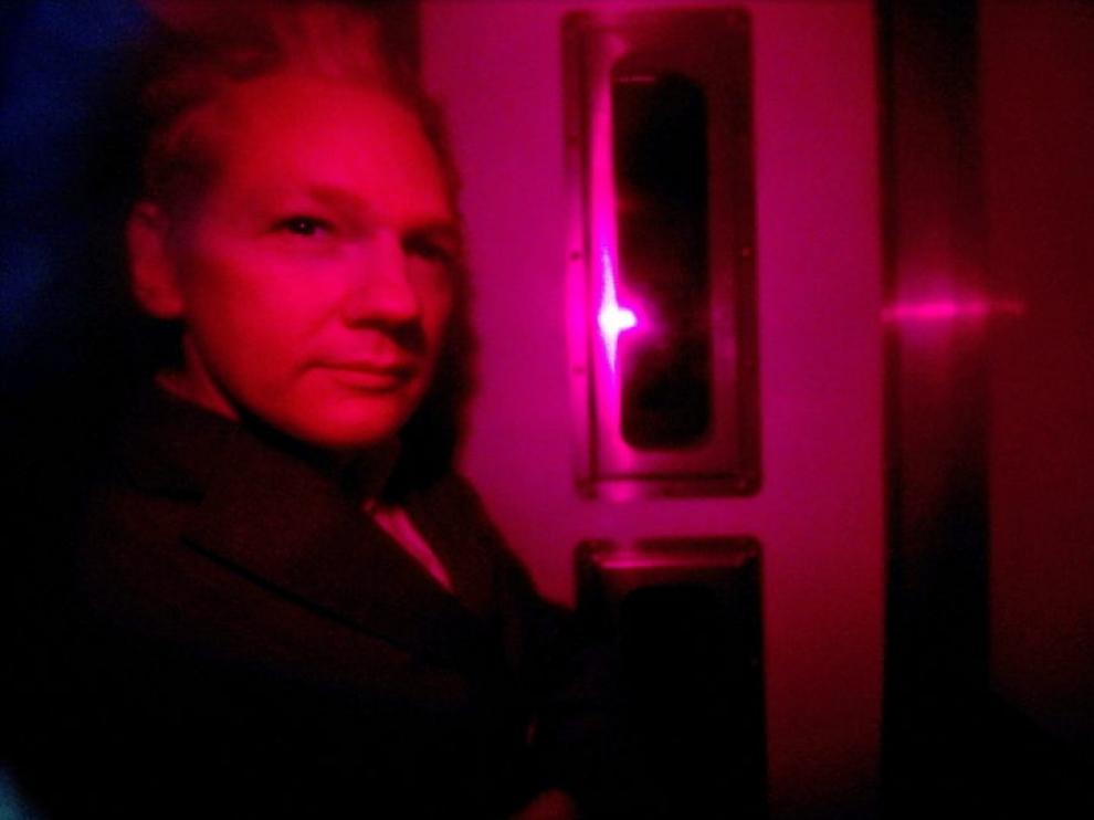 Assange, en el furgón que le trasladó a los juzgados de Westminster.