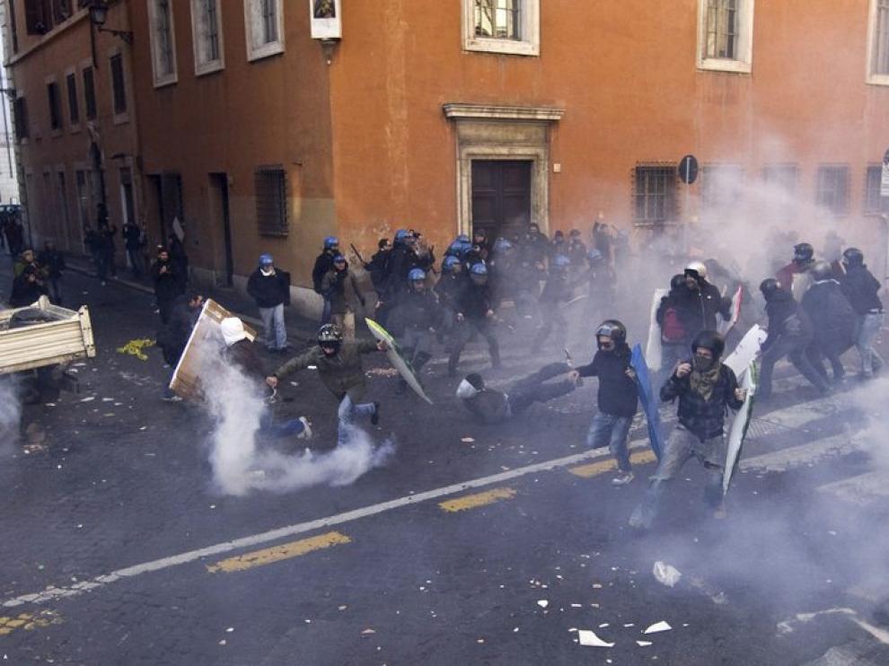 Momento de uno de los enfrentamientos entre la Policía y los manifestantes en Roma.
