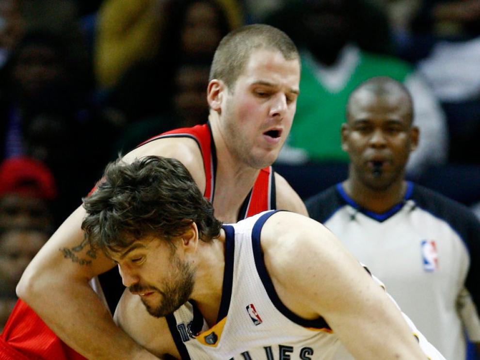 Marc Gasol lucha contra el jugador de los Blazers Joel Przybilla