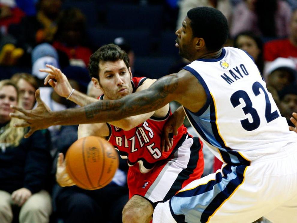 Rudy Fernández trata de lanzar un pase ante la defensa de O. J. Mayo