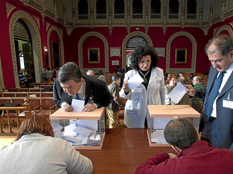 El rector, Manuel López, en el momento de depositar su voto, durante el Claustro universitario