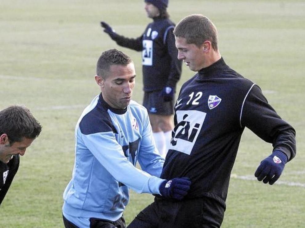 Gilvan, a la izquierda, junto a Lukic durante un entrenamiento del Huesca.