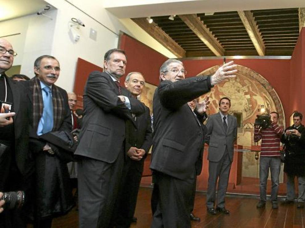 El director del museo, Enrique Calvera, enseña el espacio reservado para el frontal de Tresserra.