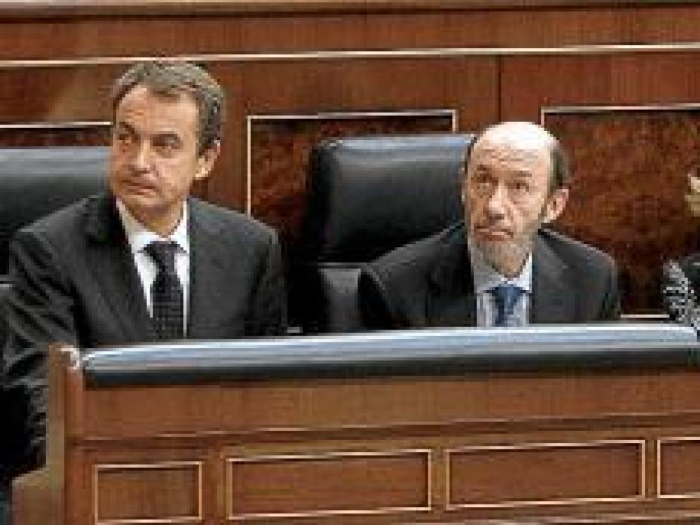 El presidente del Gobierno, Rodríguez Zapatero, y los ministros Rubalcaba, Salgado, Chaves, Jiménez, Caamaño y Chacón, durante la sesión de control del Ejecutivo.