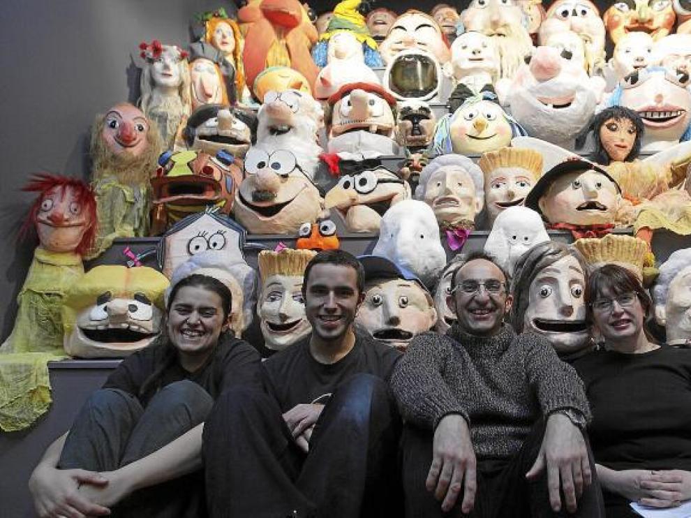 Yolanda Corral, Javier Rivasés, Vicente Martínez, Azucena Gimeno y Roberto Barra, miembros de Caleidoscopio Teatro. Falta Emilio Gazo.