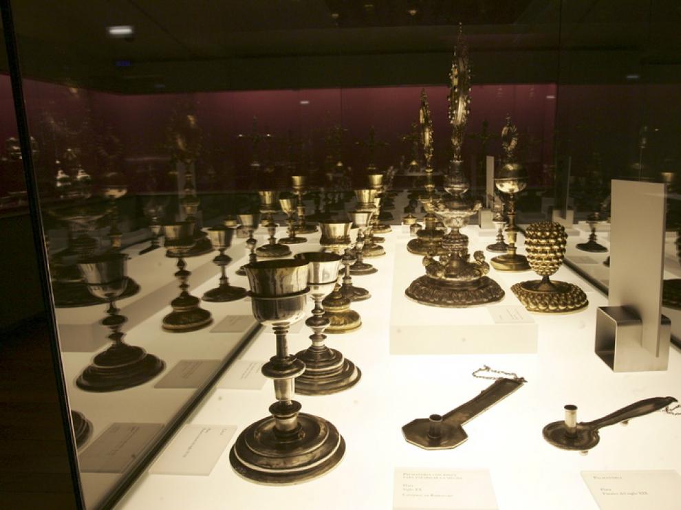 Una de las vitrinas del Museo de Barbastro a la espera de los bienes retenidos en Lérida
