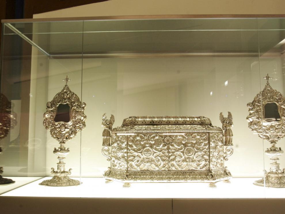 Un pequeño cofre en una vitrina del Museo de Barbastro
