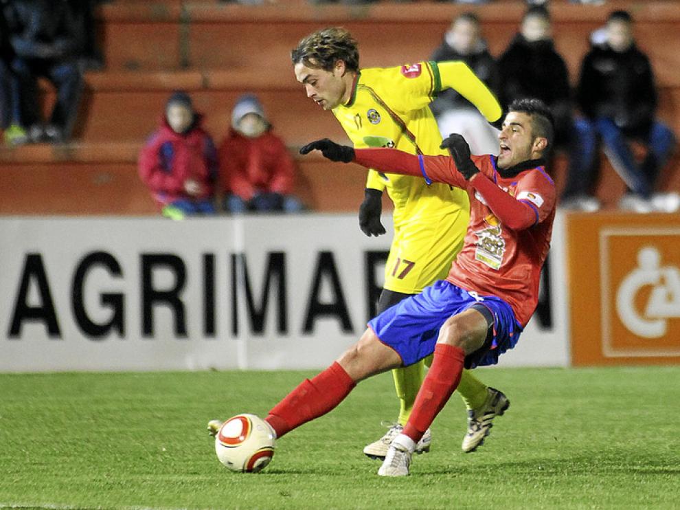 Imagen del partido disputado ayer en Pinilla entre el Teruel y el Sporting Mahonés.