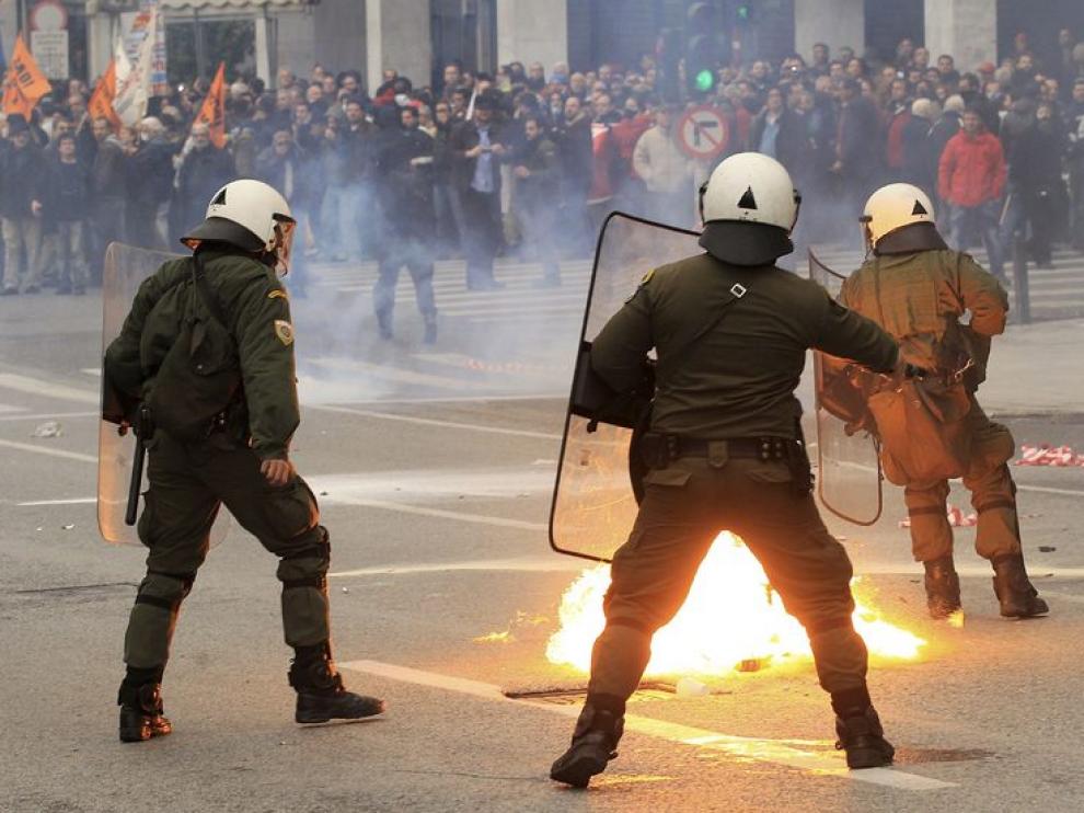 Los policías enfrentan a los manifestantes