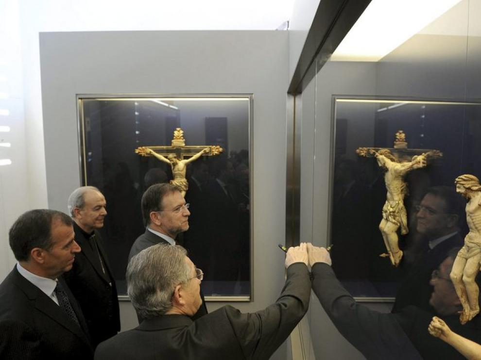 Marcelino Iglesias contempla el arte sacro del Museo de Barbastro