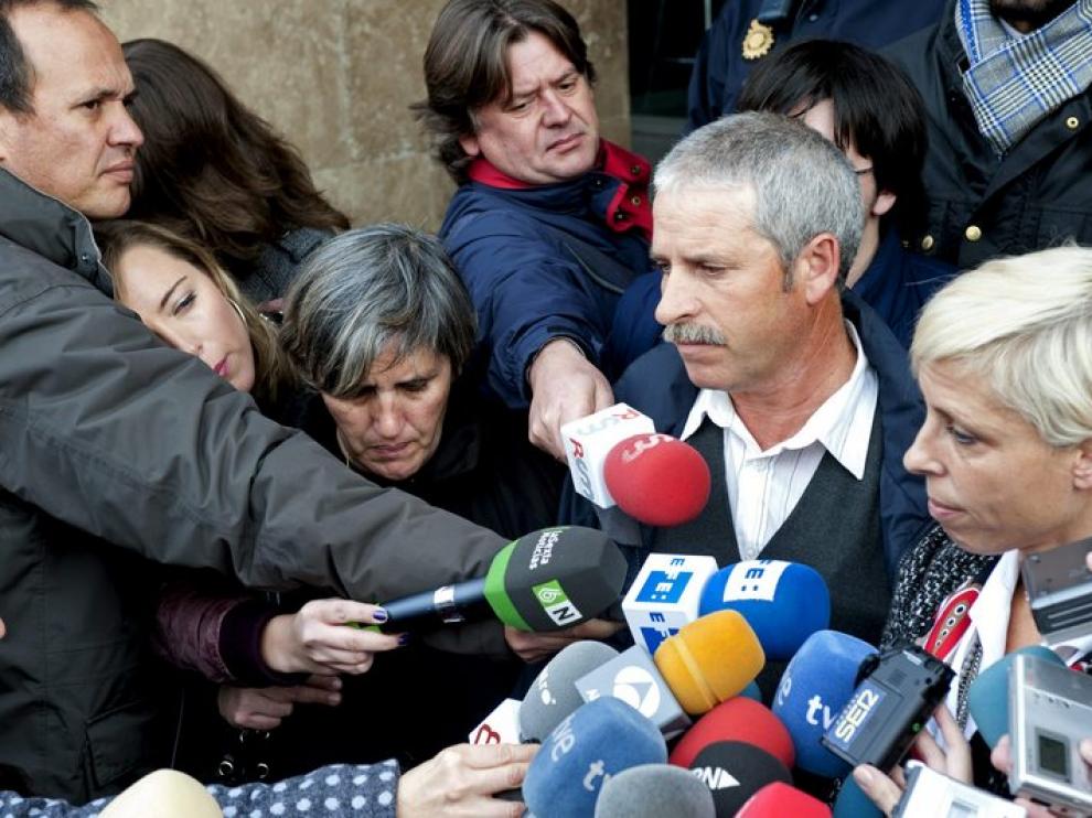 El padre de la niña asesinada, ante la prensa