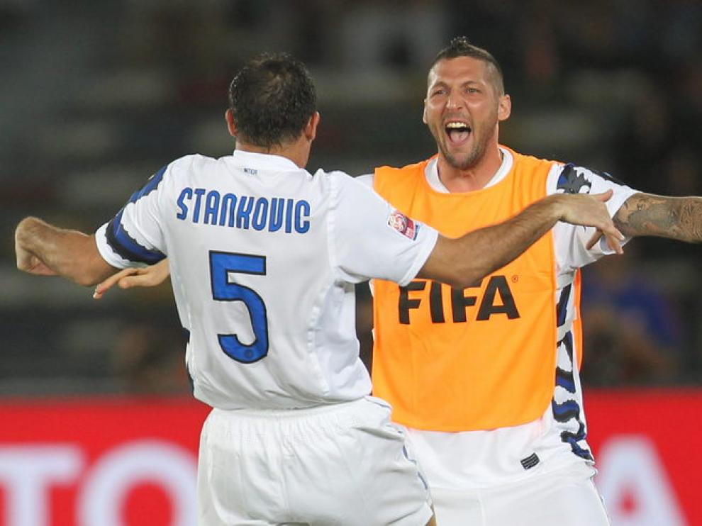 Stankovic celebra el primer gol con su compañero Materazzi.