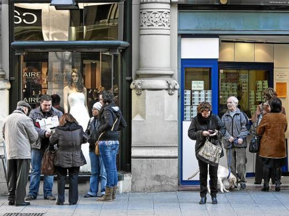 Los zaragozanos han esperado hasta el final para comprar un décimo y las filas son habituales estos días.