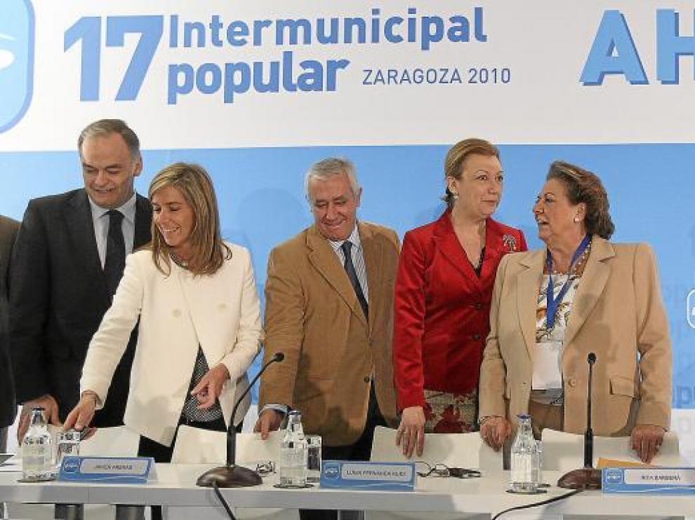 De izquierda a derecha, González Pons, Mato, Arenas, Rudi, Barberá y el secretario provincial del PP en Zaragoza, Luis María Beamonte.