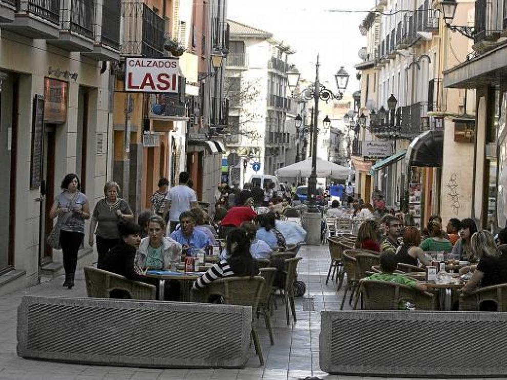 Fotografía de archivo de la calle de Padre Huesca, donde abundan los veladores en verano.