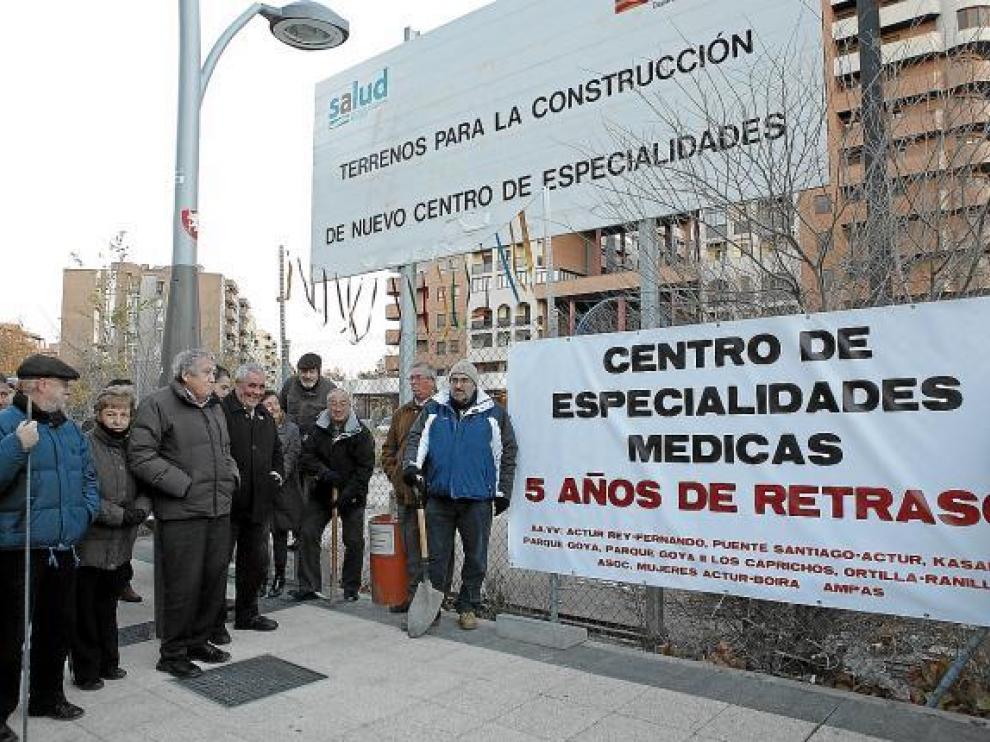 La protesta se celebró frente al solar de María Zambrano que debería albergar el ambulatorio.
