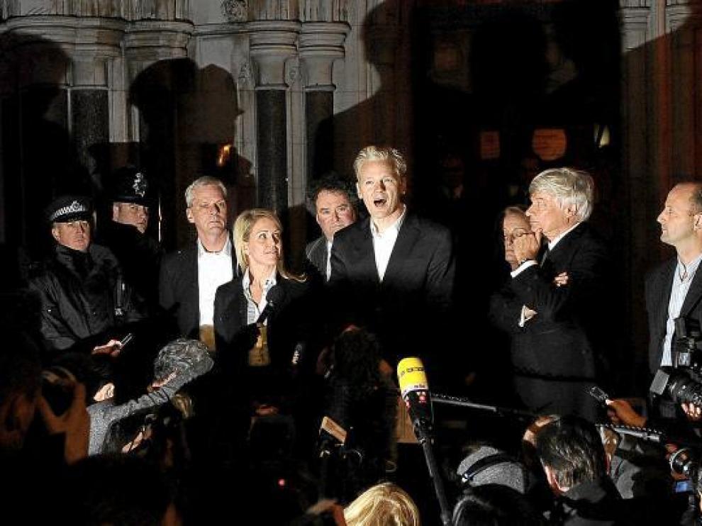 Assange comparece ante la prensa en el exterior del Tribunal Superior de Londres.
