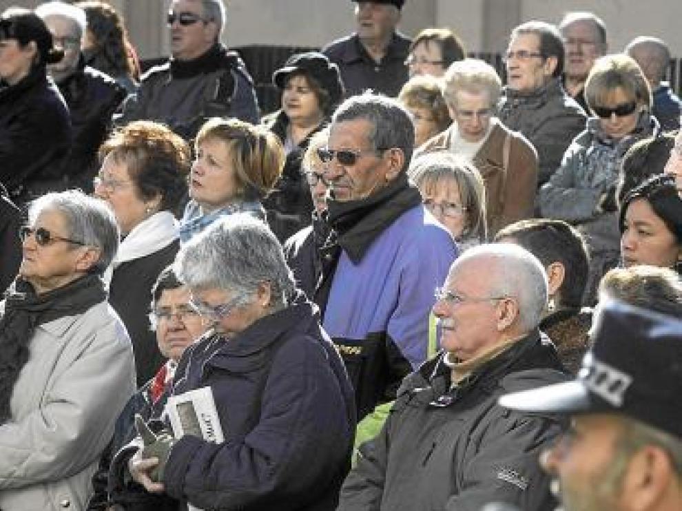 Concentración de repulsa por los crímenes, ayer en Olot.