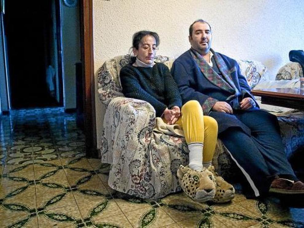 Carmen Miñana y Jesús Ángel Lázaro en el salón de su casa, que han estado a punto de perder.